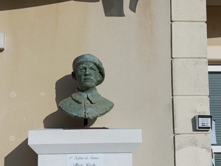 Buste Albert Séverin Roche à Réauville - 4